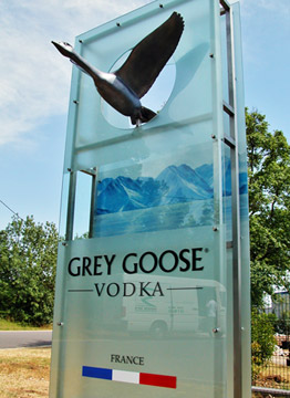 'Grey Goose entry sign - Glass, Lights & Aluminium Sculpture - 3m - Cognac, France